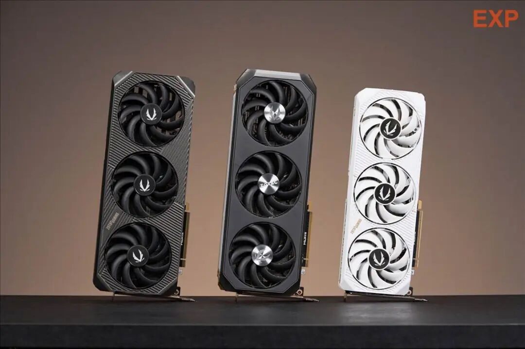 RTX 5090 D v2、RTX 5080与RTX 5070三张显卡并排展示
