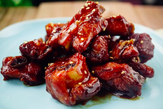 一盘酱汁浓郁的经典糖醋排骨