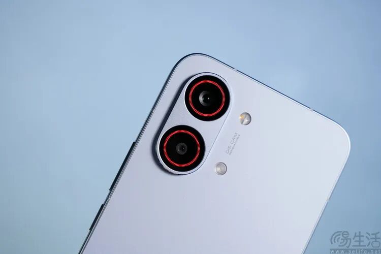 REDMI Turbo 5 Max 后置双摄模组特写