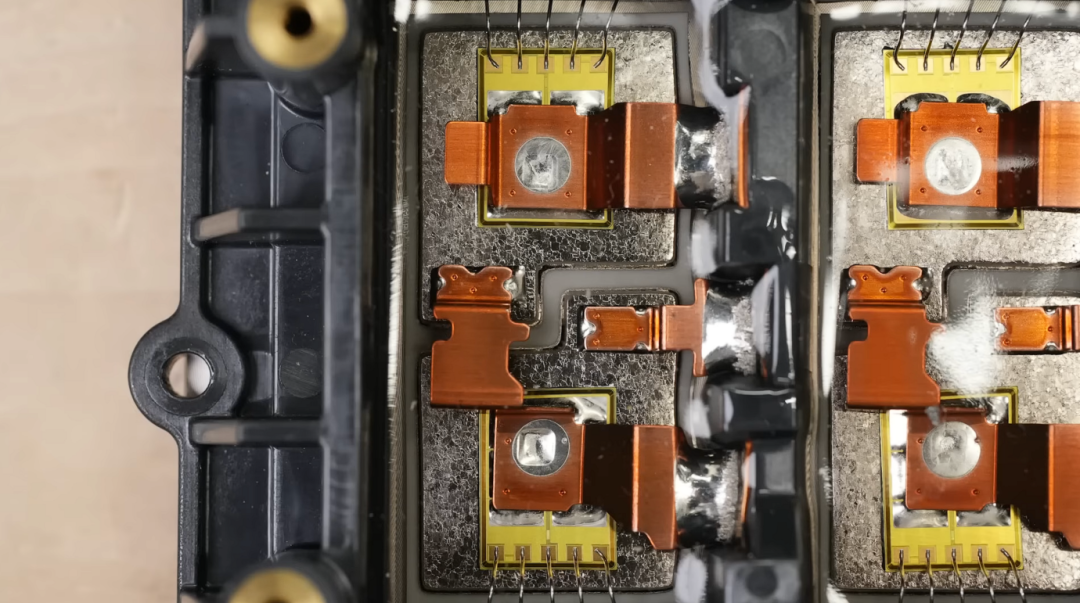 电源模块内部铜质连接片与焊点特写