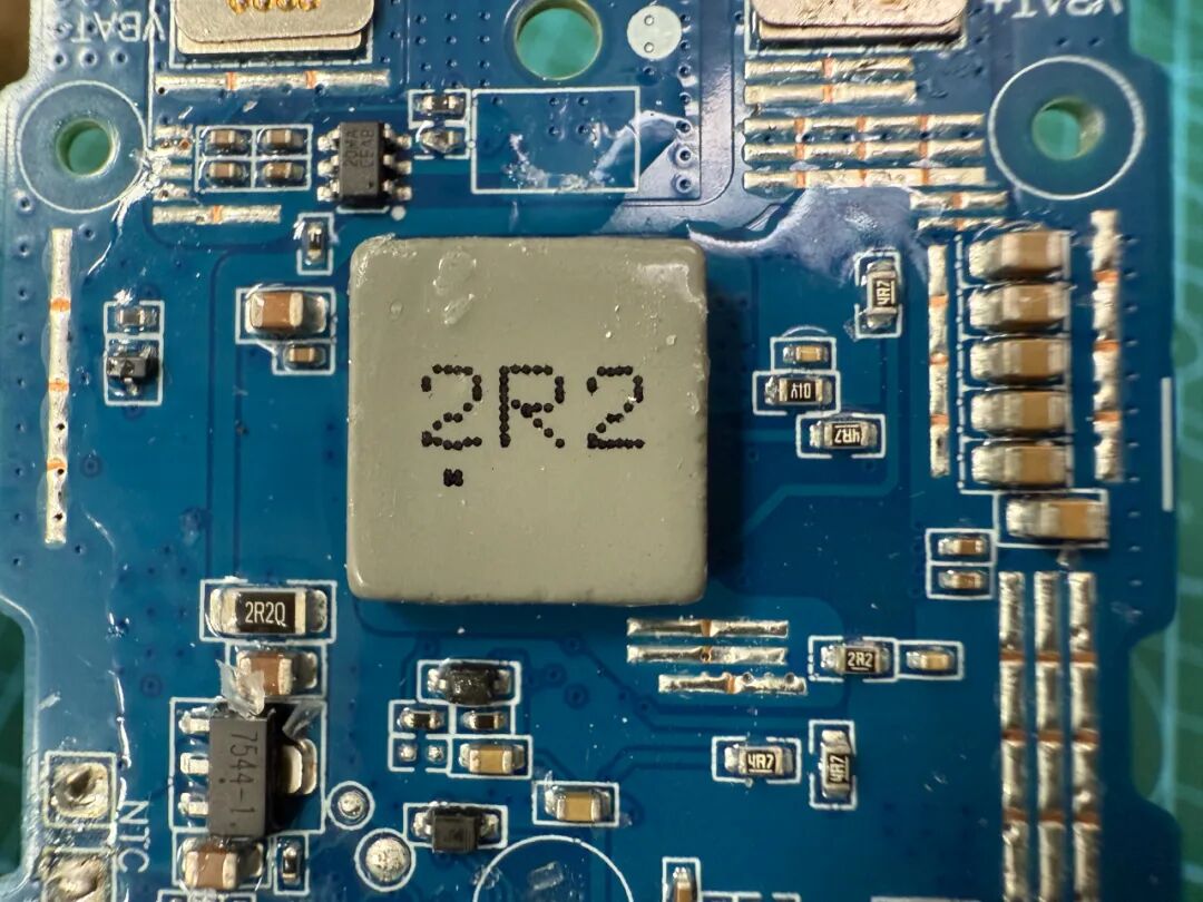 2.2uH大电感特写,印有2R2标识