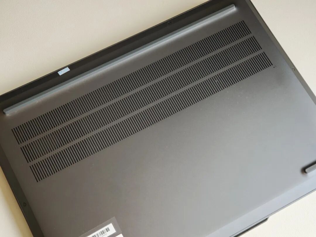 笔记本底部的大面积散热格栅设计