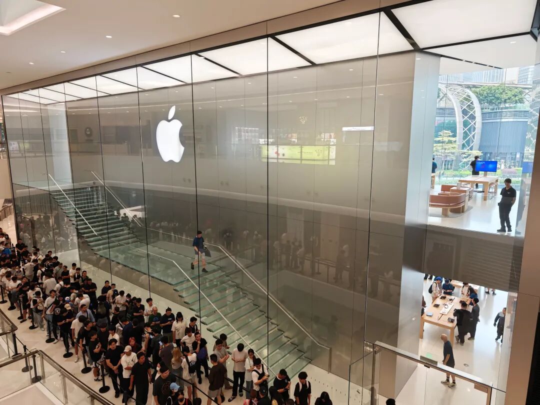 iPhone 18 Pro系列首销当天Apple Store内排队实况