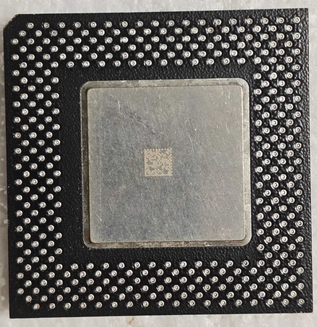 集成电路芯片的BGA焊点特写