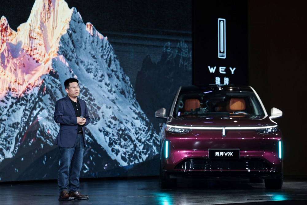 长城汽车发布会现场，魏牌V9X紫红色SUV在舞台上展示