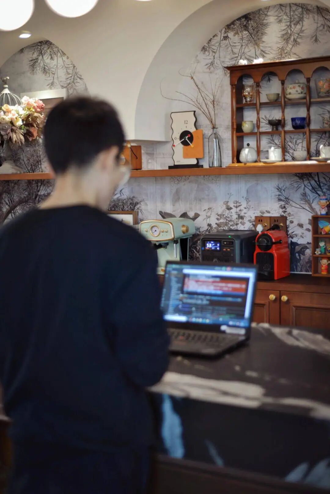 在吧台进行视频编辑工作