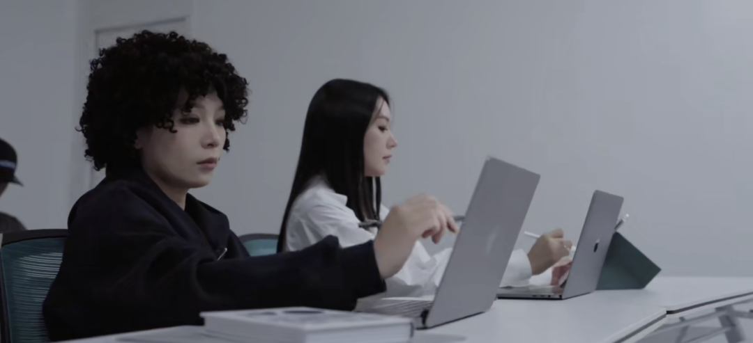 两位女性使用笔记本电脑开会场景