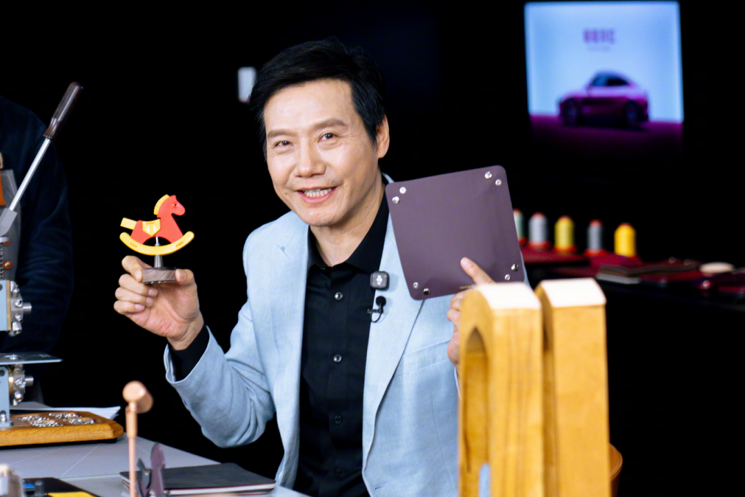 雷军在发布会展示汽车材料