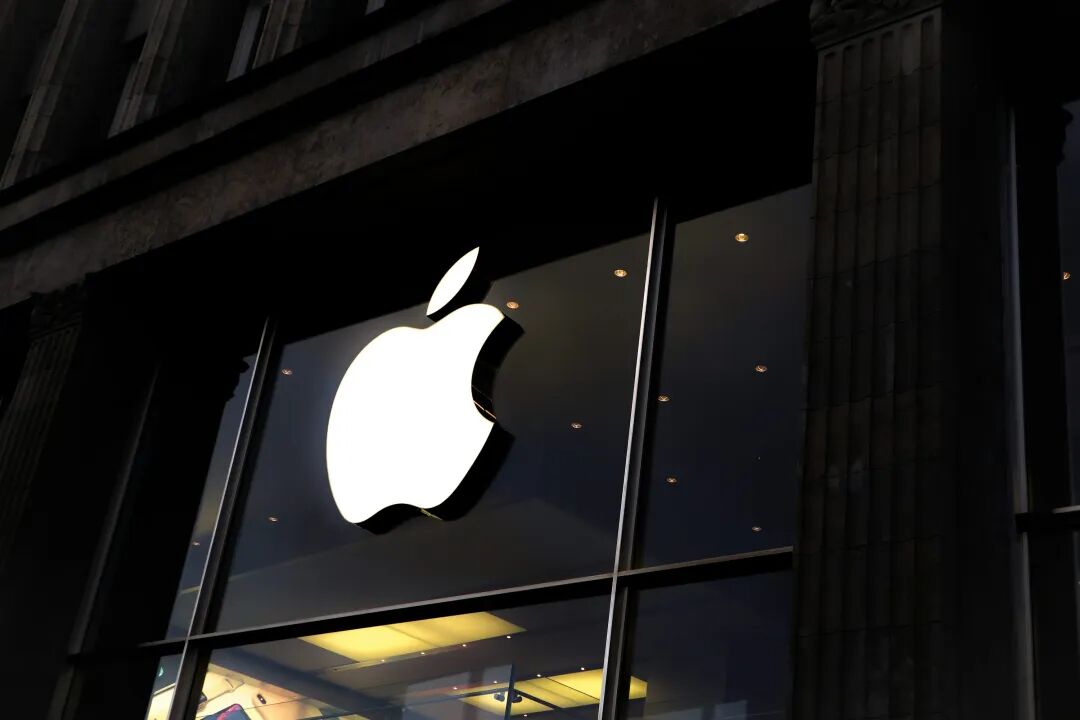 苹果Apple Store门店夜景，巨大发光苹果标志