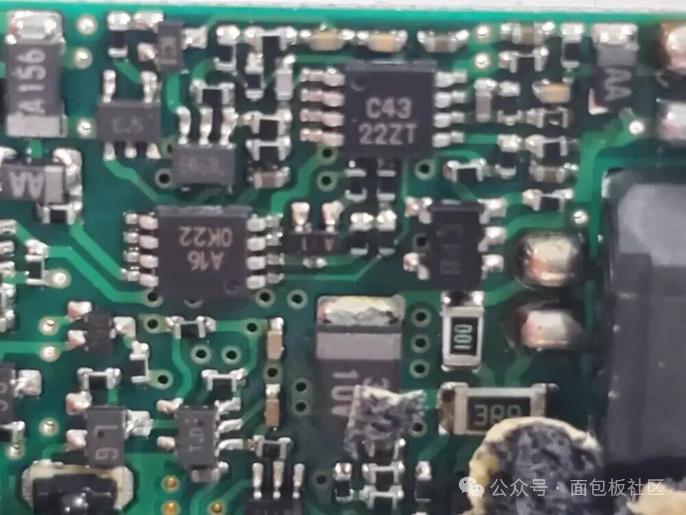 电路板中段核心逻辑控制区