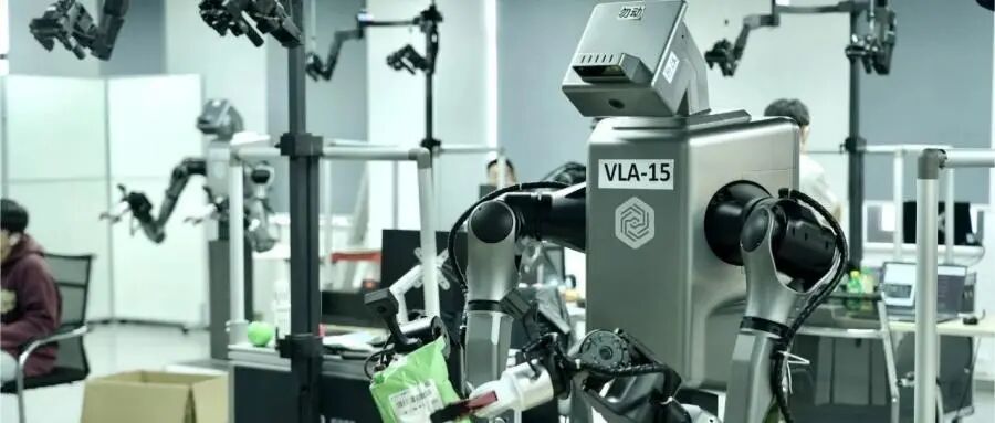 力动 VLA-15 双臂机器人正在实验室抓取物品