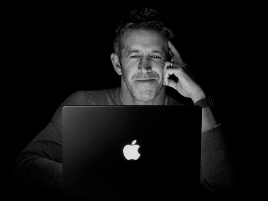 苹果 CEO 特努斯与 MacBook Pro 黑白照片
