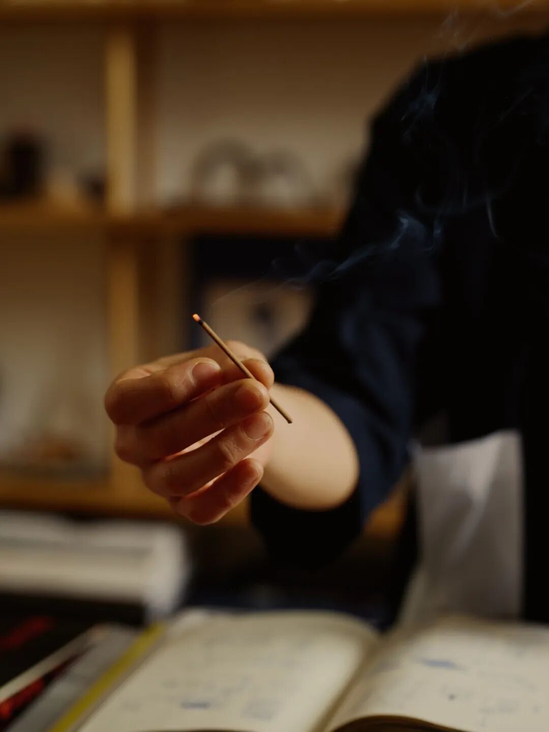 点燃的线香与宁静氛围