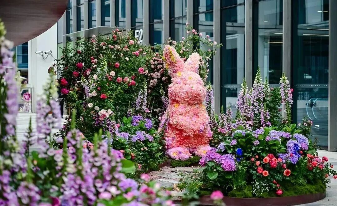 粉色兔子造型花艺装置