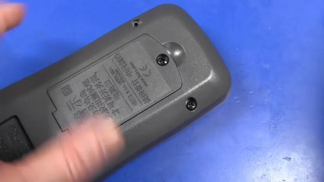 Fluke 17B 后盖标签特写:中文警告语、www.fluke.com.cn、美国福禄克公司、中国制造字样,旁边可见自攻螺丝孔