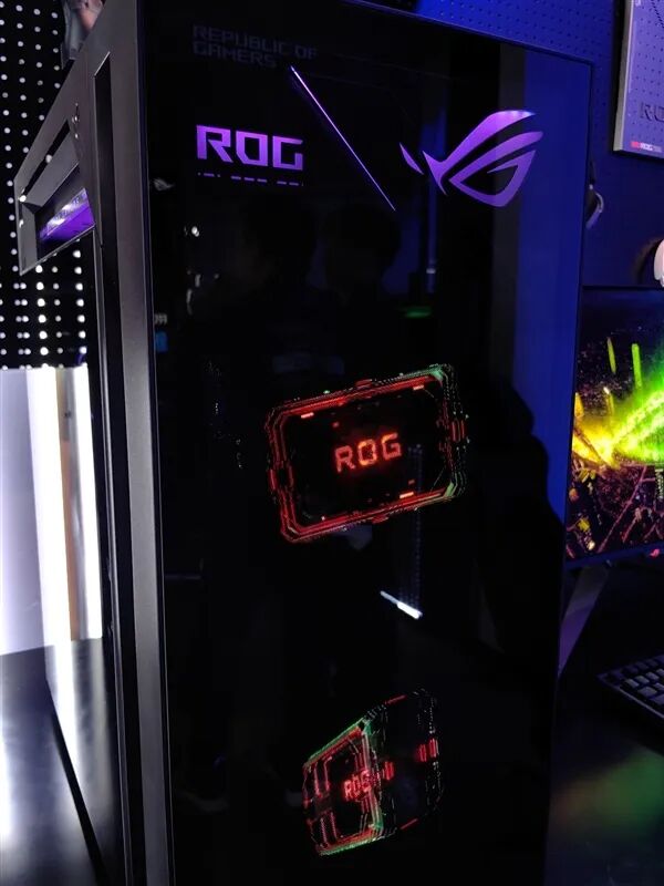 ROG枪神10X机箱正面灯效展示