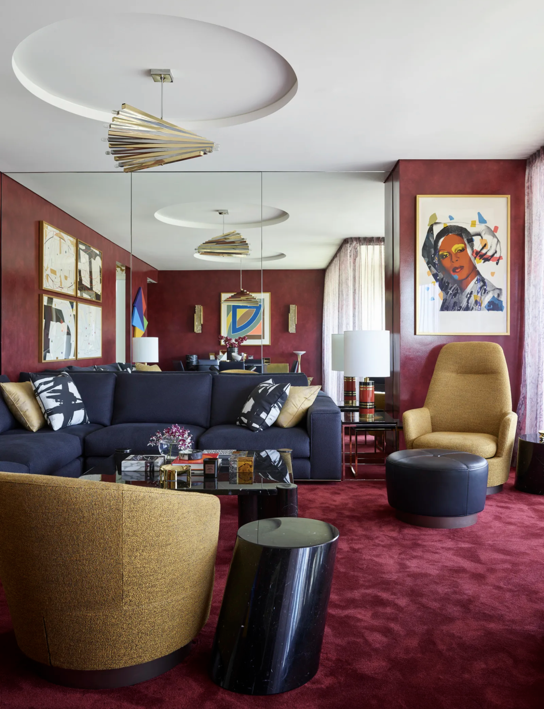 浓烈色彩客厅与绒面地毯