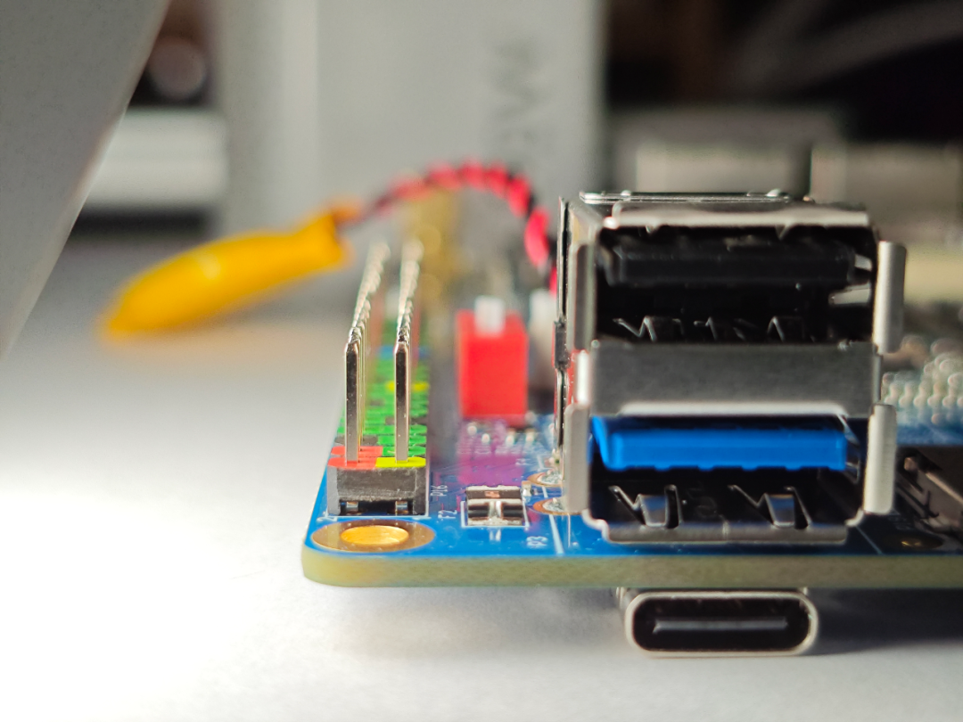 开发板接口细节特写，包含USB与HDMI接口