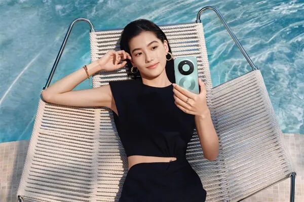 华为Mate 80青云版使用场景示意图