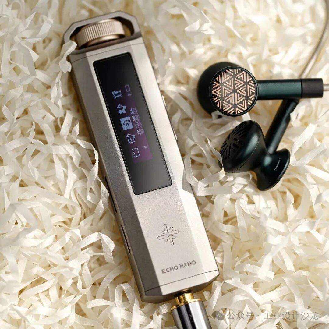 银灰色便携音乐播放器 ECHO NANO 与黑色入耳式耳机