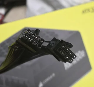 RTX 5090公版显卡PCIe 8pin供电线材特写