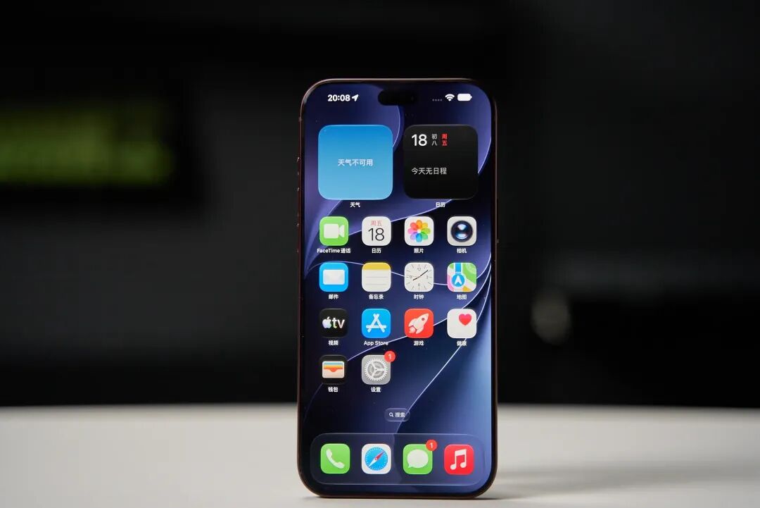 iPhone 主屏幕展示 iOS 界面