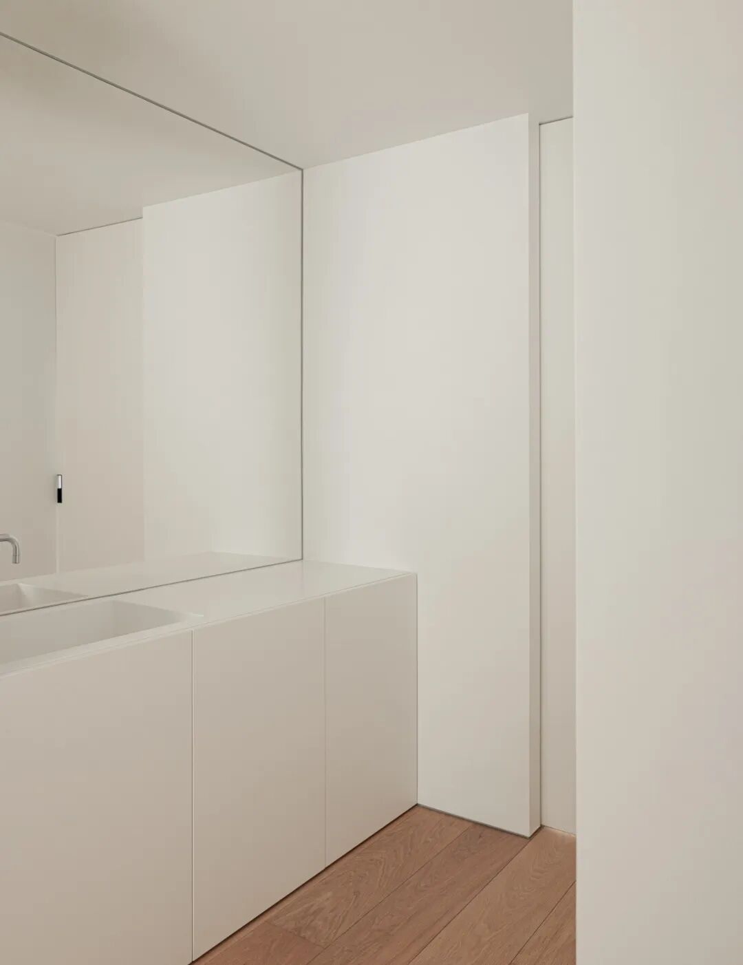 极简风格白色洗手台与无框镜