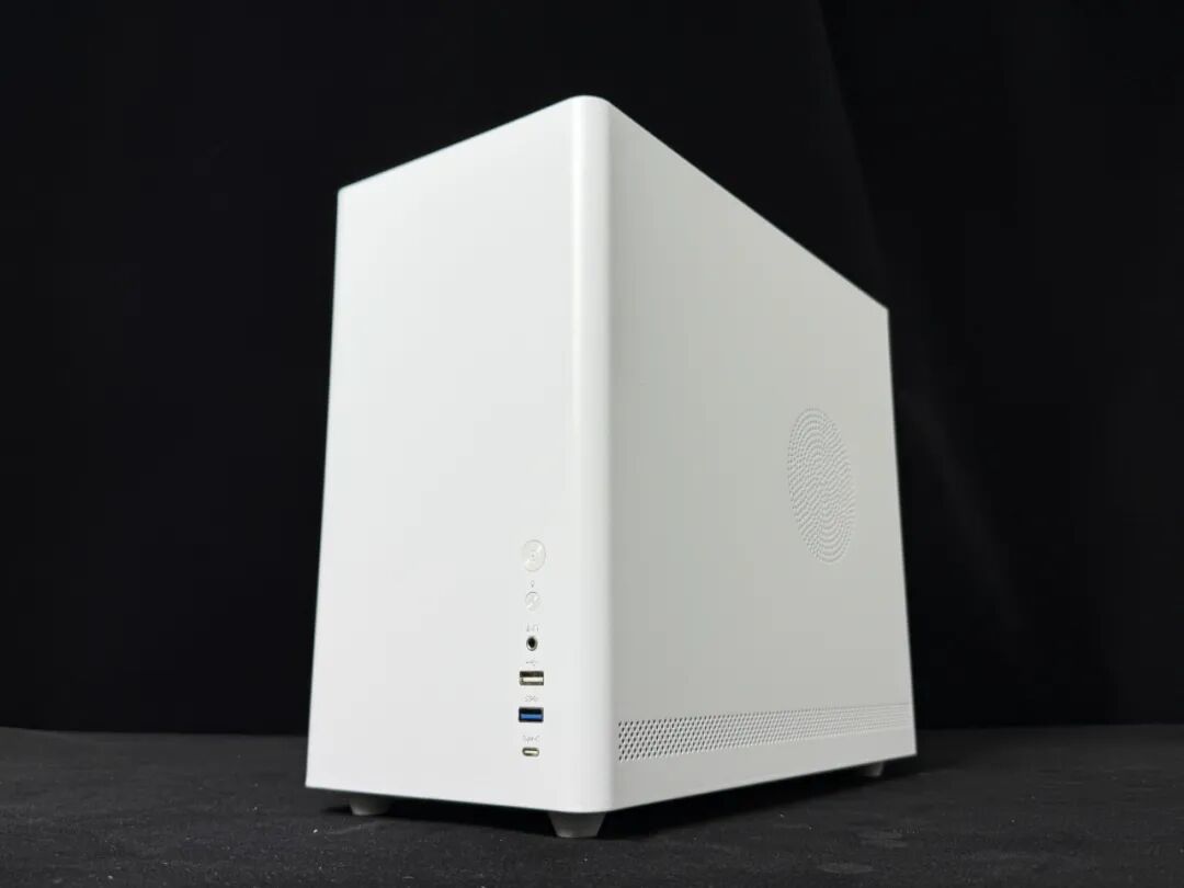 白色立方体MATX机箱正面