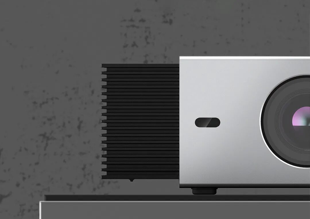 银色投影仪侧面特写