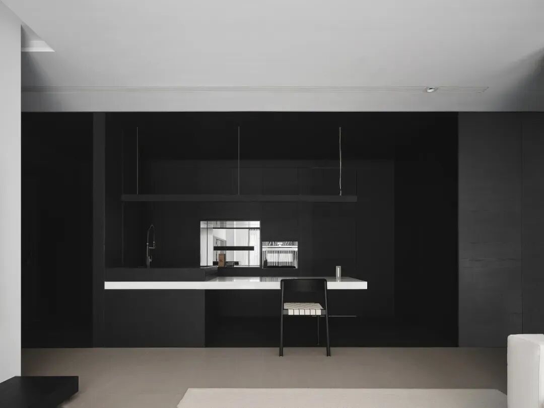 黑色高柜中岛与镜面反射