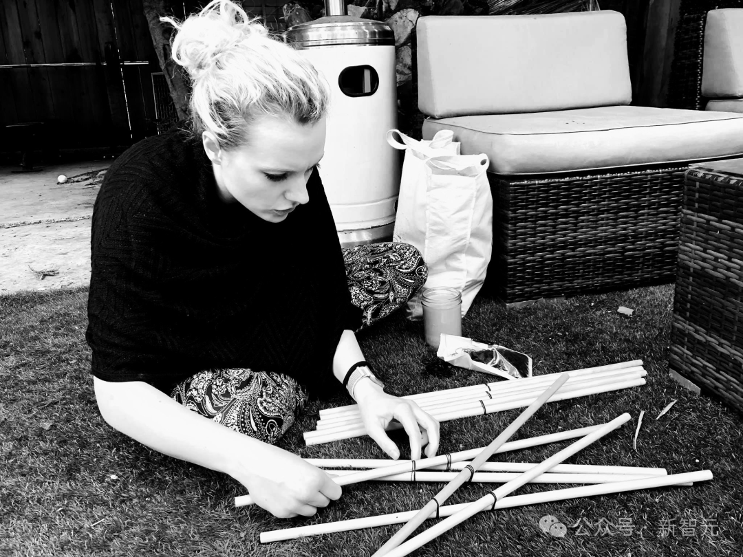 Amanda Askell整理物品的黑白照片