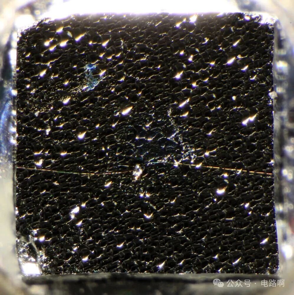 锗芯片表面的横贯裂纹