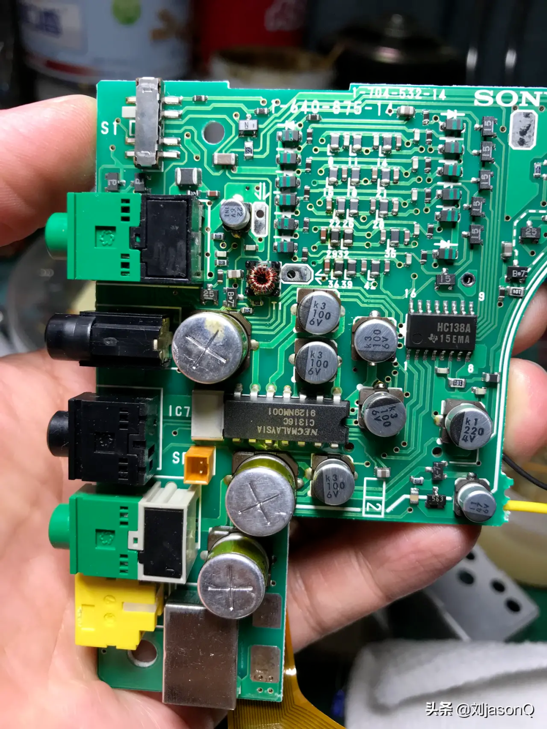 索尼品牌绿色PCB特写，型号104-532-14，元件密集
