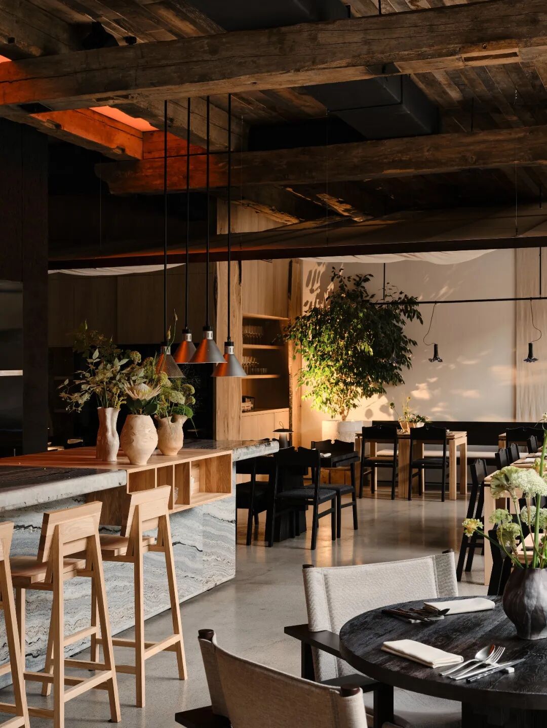 餐厅吧台与用餐区