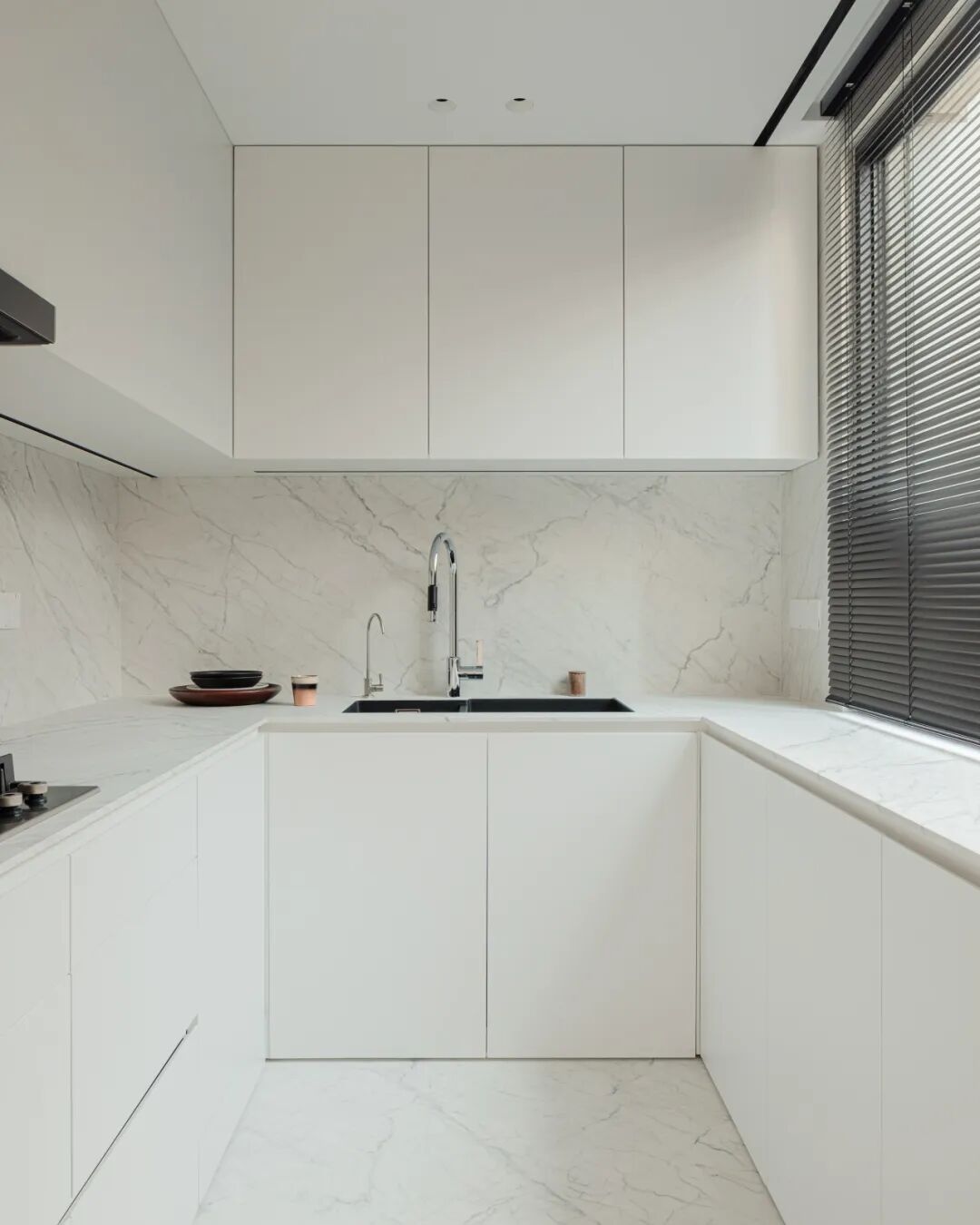 极简风格厨房，大理石纹理墙面与台面