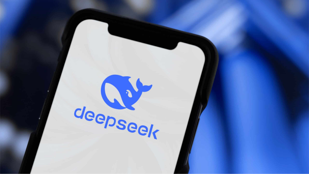 黑色智能手机屏幕显示DeepSeek蓝色鲸鱼图标及deepseek文字标识