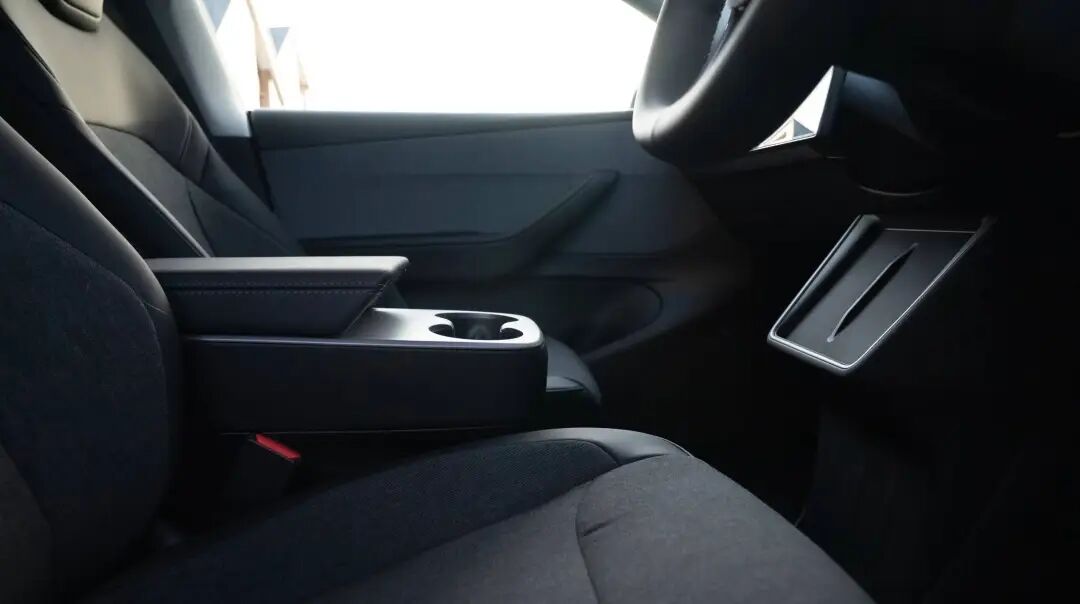 特斯拉Model Y标准版后排座椅及中央扶手