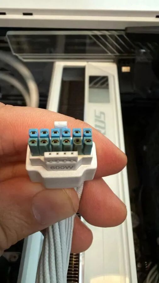 600W供电线插头,其中一个针孔周围已烧黑