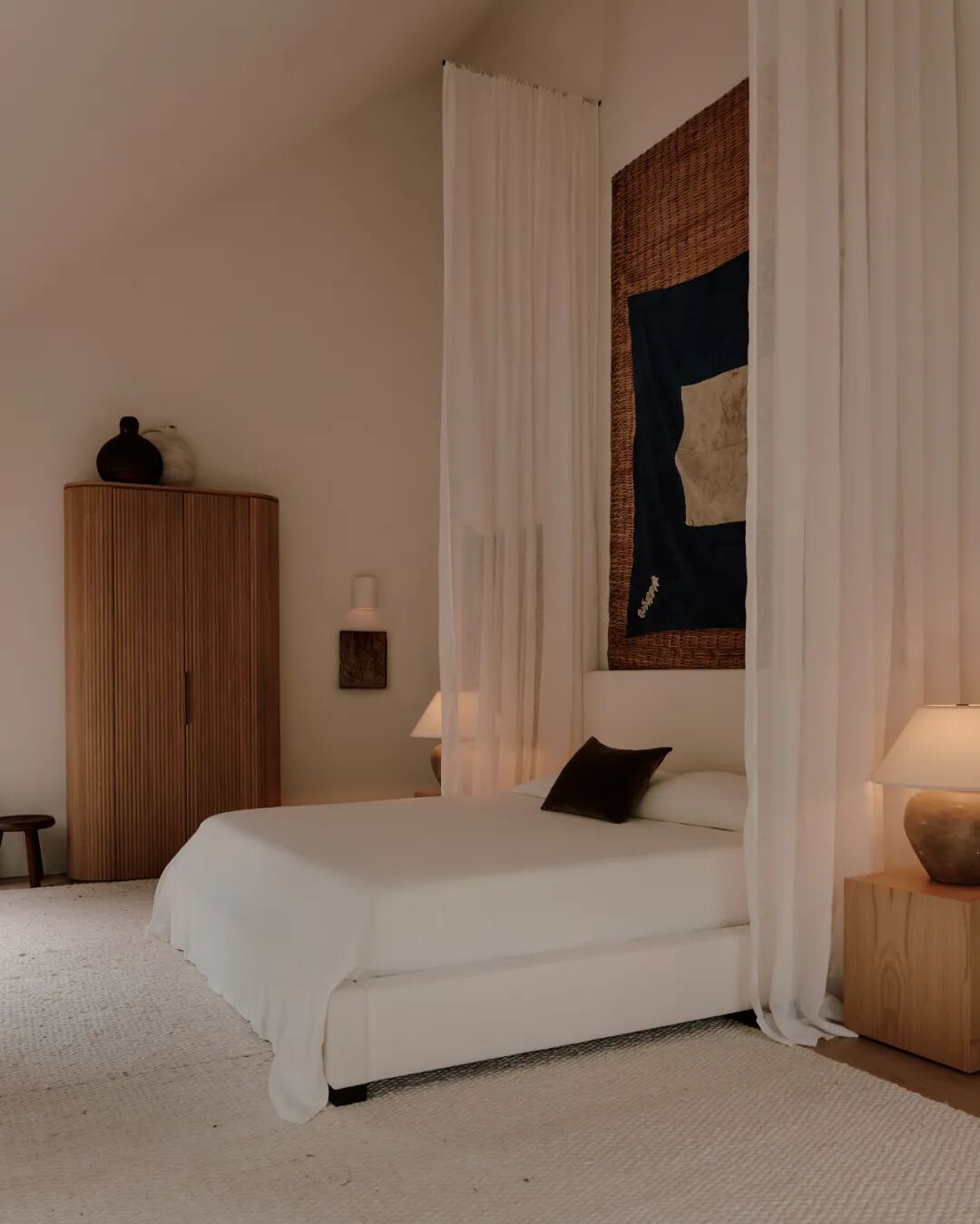 以编织挂毯为背景的温馨卧室