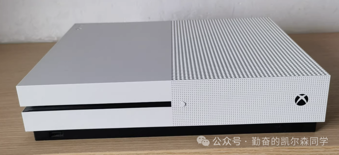 白色 Xbox One S 主机侧面外观图