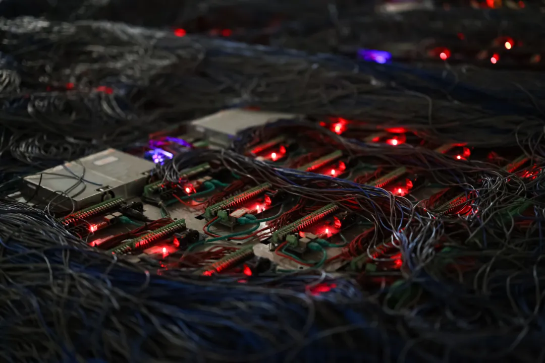 王郁洋作品《不可名状》：电子设备与电路特写