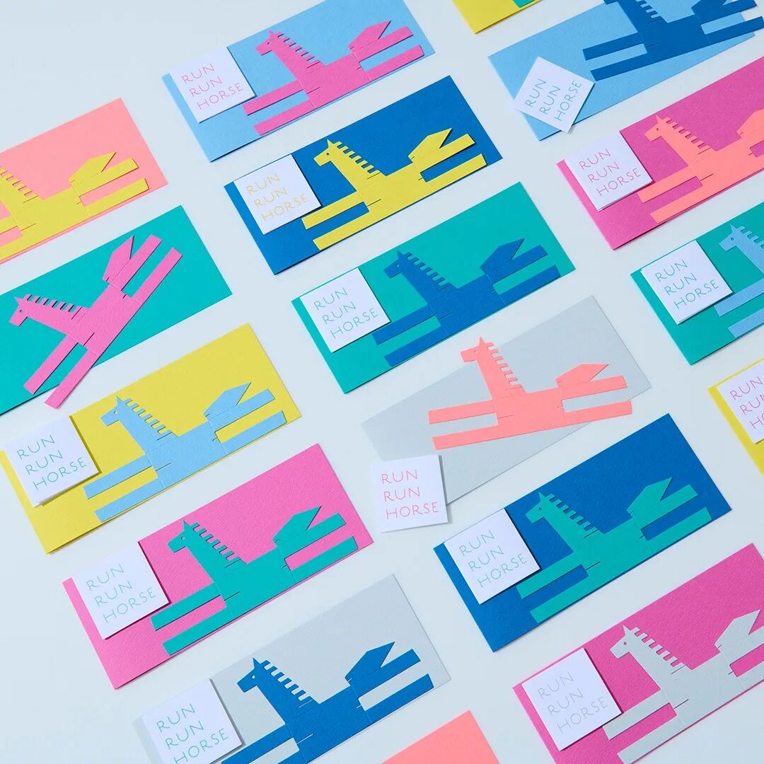粉色背景卡片：RUN RUN HORSE，蓝粉黄青多色马图案与文字