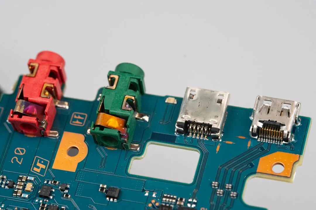 索尼A7R主板Micro-USB与Micro-HDMI接口