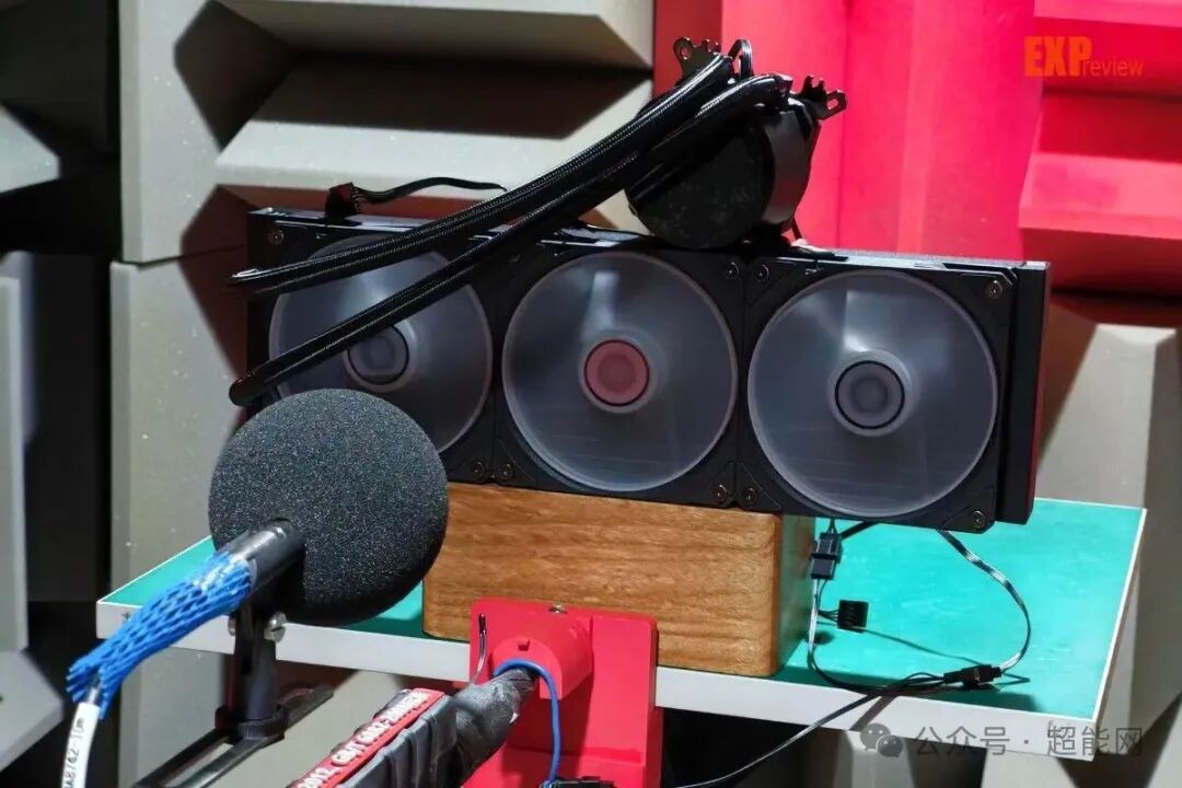 噪音测试环境，散热器置于消音室前方，配有专业麦克风
