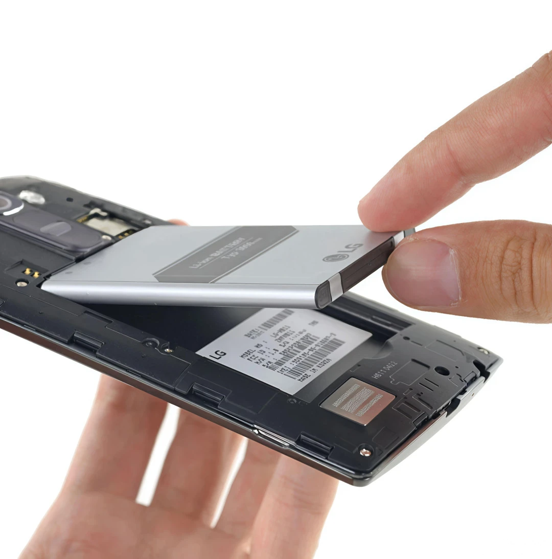 一只手取出LG手机电池，展示可拆卸设计