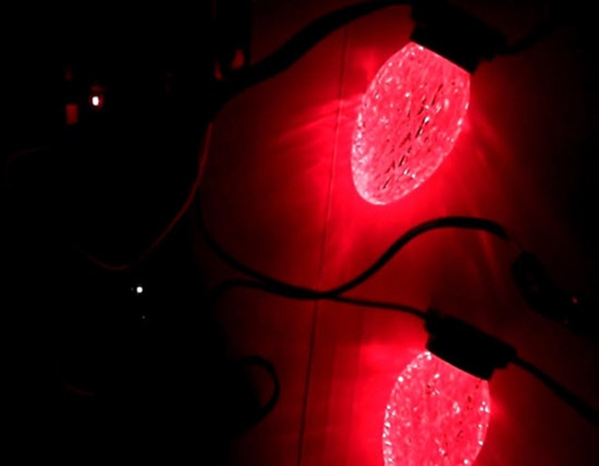 发光的红色圣诞灯泡