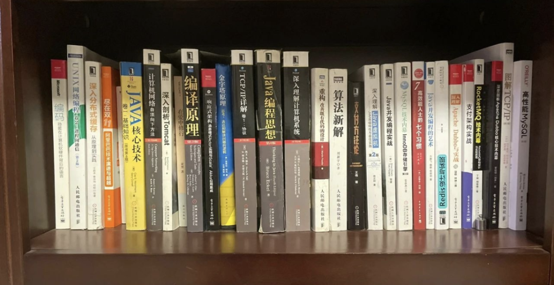 摆满计算机经典书籍的书架