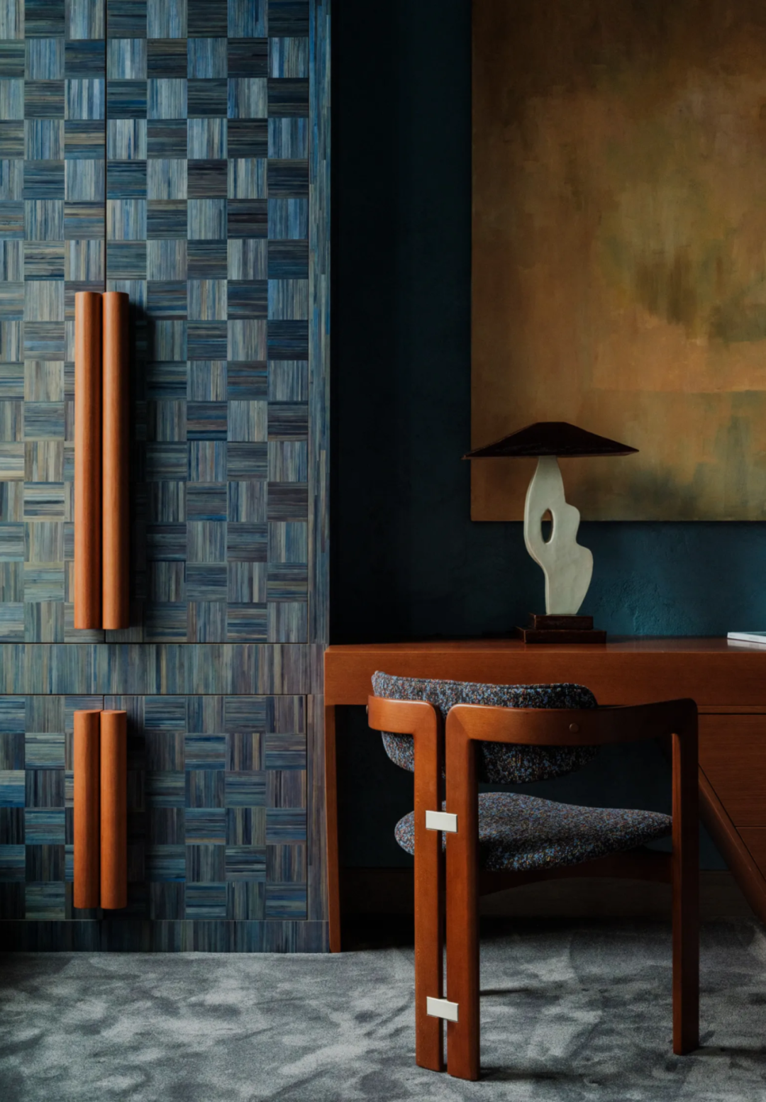 蓝灰木纹墙面与深色书房室内场景