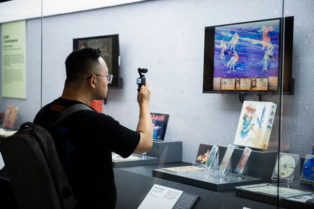 观众拍摄游戏周边展品