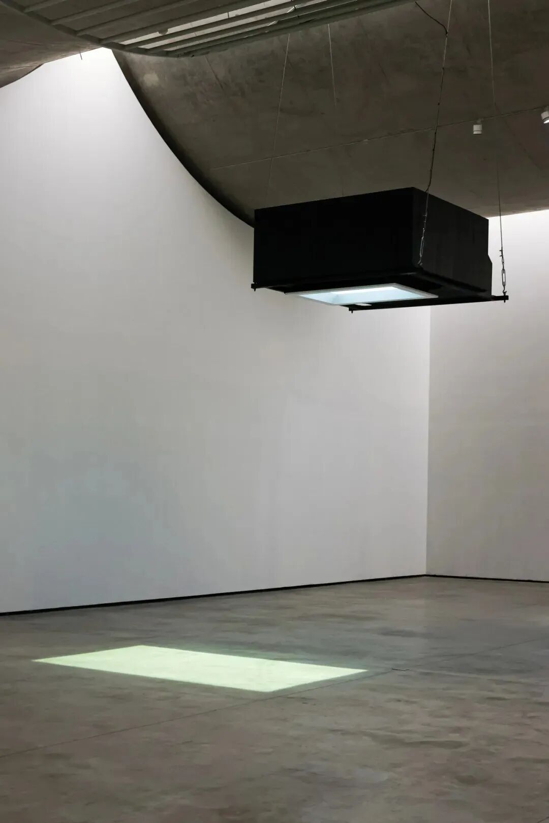 王郁洋灯光装置《凡光》